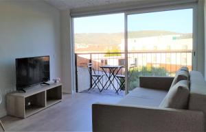 布拉加Anjo33 Flats的带沙发和平面电视的客厅