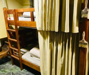 台南广角民宿 的客房内的双层床和窗帘
