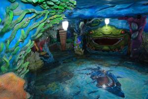 大叻欢乐楼度假屋的水中一幅有怪物的洞穴画