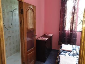 高尼奥Holiday Home in Gonio的客房设有带两张床和一扇门的浴室。