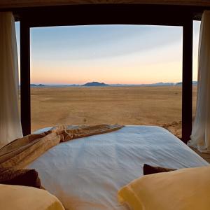 索利泰尔Desert Whisper的沙漠景客房的一张床位