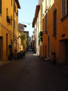 彼得拉桑塔Corte Navari - Loft Principe Filippo的两座建筑之间的小巷里一条空的街道