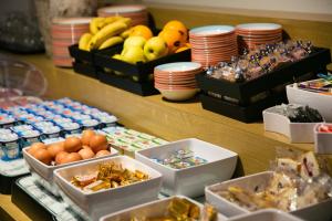 圣米歇尔山维特酒店的自助餐,包括鸡蛋和水果盒