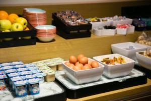 圣米歇尔山维特酒店的自助餐,包括鸡蛋和其他食物