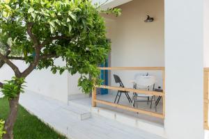 马蒂纳塔Scilla Marina的一个带桌椅和树的庭院