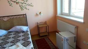 NerubayskoyeKlever-ok的一间卧室设有一张床和一个窗口