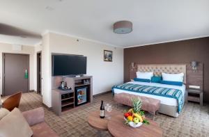 瓦尔纳车诺摩尔赌场酒店的酒店客房,配有床和电视