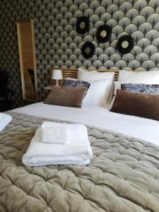 La Roche-BlancheChambre d'Hôte Noalhat - Zenith d'Auvergne的一间卧室配有两张床和白色毛巾。