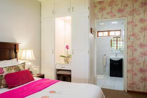 Henburg ParkGlen Ormond Country House的一间卧室配有一张床,浴室设有淋浴。