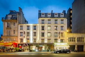 巴黎库尔赛乐之星酒店的前面有停车位的建筑