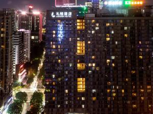 广州礼顿酒店的一座高大的建筑,晚上有灯