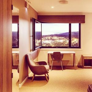 奥斯陆奥斯陆罗宁根旅馆的客房设有书桌、椅子和窗户。