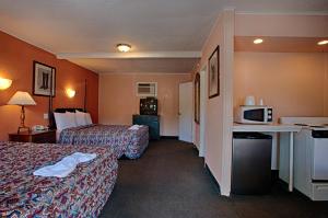 萨默斯波因特萨默斯波恩特伊克诺米汽车旅馆&套房酒店的酒店客房配有两张床和微波炉。