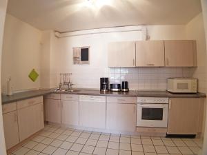 海利根港Apartment 5 - Maisonette的小厨房配有白色橱柜和电器