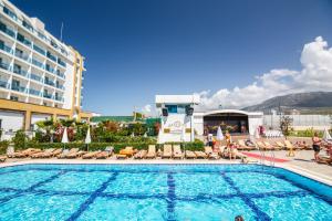 卡吉柯克卢莫斯豪华度假酒店及Spa中心的一个带椅子的游泳池和一间酒店