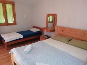 帕塔拉美杜莎露营地的一间小卧室,配有两张床和镜子
