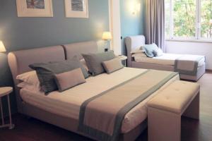 马尔米堡拉法利公园酒店的一间卧室,配有两张床