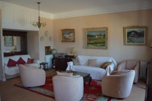 圣让-德吕兹Ayenac的客厅配有白色的沙发和椅子