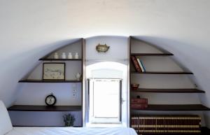 凯瑟拉Drymonas Heights Kythira Traditional Volto的一间设有书架和门的楼梯的房间