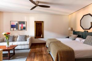 宏达瑞比亚宏达瑞比亚旅馆的酒店客房,设有两张床和一张沙发