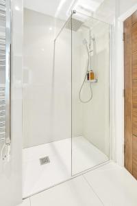 波特拉什Curran Gate Luxury Serviced Apartments, Portrush的浴室里设有玻璃门淋浴