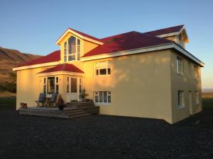 瓦玛里德Frostastaðir Guesthouse的红色屋顶的大型黄色房屋