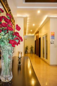 拉合尔城景酒店及餐厅的花瓶里满是红花,坐在桌子上