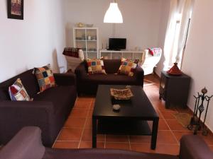 AlmácharCasa en pueblo de montes de Málaga a 15km de playa的客厅配有两张沙发和一张咖啡桌