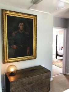 UleyOwlpen Manor Cottages的墙上一幅身着制服的男子的画