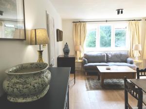 UleyOwlpen Manor Cottages的客厅配有沙发和桌子