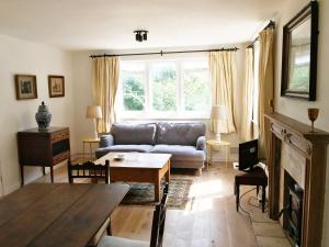 UleyOwlpen Manor Cottages的客厅配有沙发和桌子