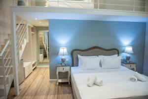 雷夫卡达镇莱夫卡迪奥公寓式酒店的一间卧室配有一张蓝色墙壁的床