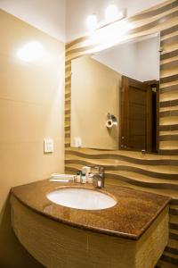 拉合尔城景酒店及餐厅的一间带水槽和大镜子的浴室