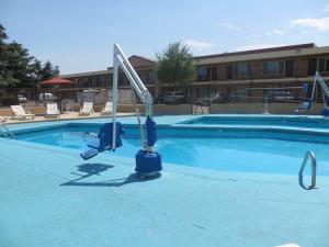 科罗拉多斯普林斯旅行之星套房酒店的游泳池,滑梯