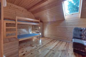 斯蒂格纳DARMAT Domki Letniskowe的小木屋内带两张双层床的客房