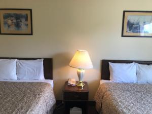 瓦尔迪兹Glacier Hotel的酒店客房设有两张床和床头灯。