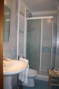 泰塞拉格昂达兰古娜酒店的一间带水槽、卫生间和淋浴的浴室
