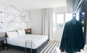 鲁西隆地区卡内ibis Styles Perpignan Canet En Roussillon的一间卧室配有床,卧室内则配有一顶 ⁇ 