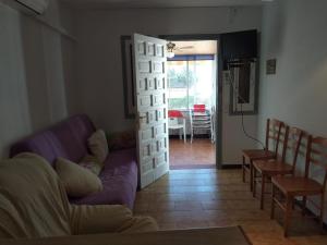 利乌玛Apartamento Guillem的客厅配有紫色沙发和桌子
