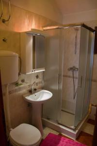 赫尔采格诺维Apartmani Skver Sanja的带淋浴、盥洗盆和卫生间的浴室