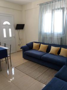 尼亚米卡尼奥纳Jordan's studio house at Nea Michaniona的客厅设有蓝色沙发,配有窗户