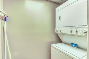 巴拿马城海滩WaterCrest Condos的厨房配有白色冰箱和洗碗机。