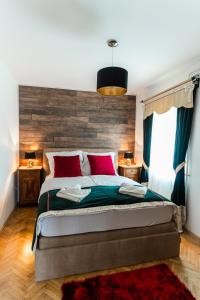 布莱德Apartments & Rooms Florjana的一间卧室配有一张带红色枕头的大床