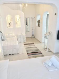 萨索斯Kyano House的白色的客房配有白色家具和白色的墙壁。