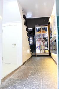 釜山Inn Hotel的一间杂货店的过道,里面设有冰箱和地板