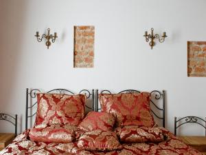 克拉科夫莱昂纳多酒店的一间卧室配有红色枕头的床
