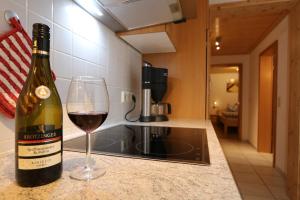 黑林山区贝尔瑙Ferienwohnungen Panoramablick的一瓶葡萄酒和一杯酒在柜台上