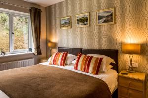 凯西克赫米斯顿旅馆的一间卧室配有带两个枕头的床和窗户