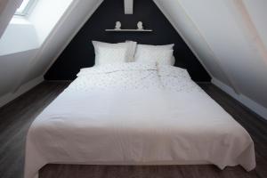 布莱德Lodge Diana & Room Sweet 26的卧室配有白色的床单和枕头