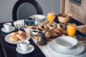 帕琉乔拉利比亚公主酒店的一张桌子,早餐包括糕点和橙汁